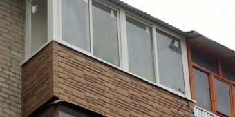 Обшивка на балконе из винилового сайдинга
