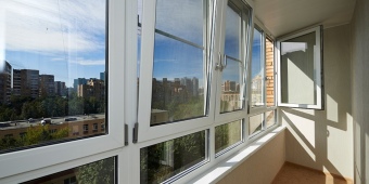 Балкон оклеен обоями, многокамерные пластиковые рамы