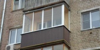 Балкон с холодным остеклением и отделкой снаружи и изнутри