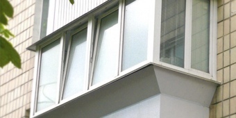 Панорамное тёплое остекление вынесенного балкона с внешним оформлением
