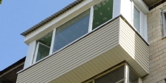 Теплые пластиковые окна, балкон с выносом, сайдинг