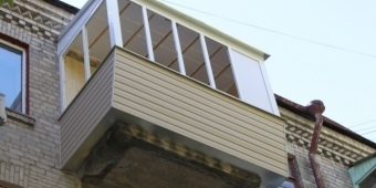 Балкон с выносом и облицовкой сайдингом